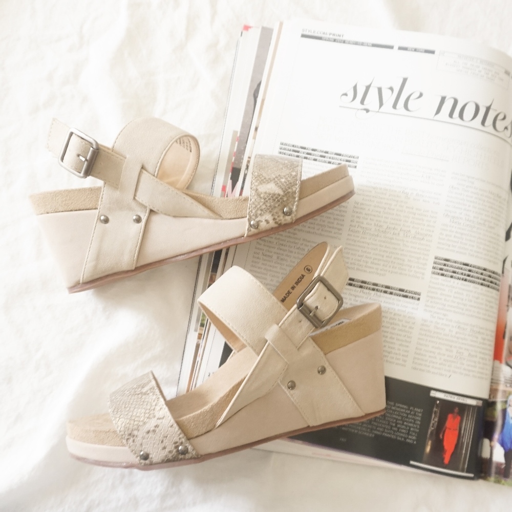 🌟CYBER MONDAY🌟NWOT Cream mini wedge
